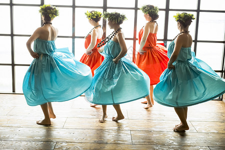 教室内学习夏威夷舞蹈的女人们图片
