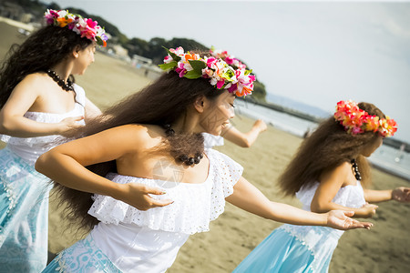 海滩跳夏威夷草裙舞的舞者高清图片