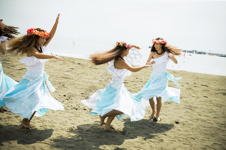 海滩跳夏威夷草裙舞的舞者图片