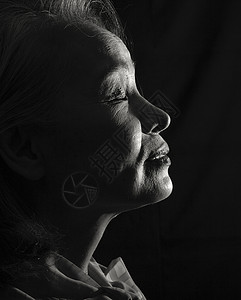 黑白老年女性肖像图片