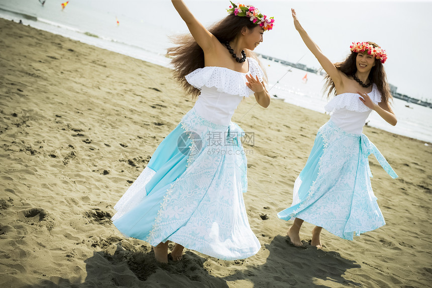 在海滩起舞的女性图片