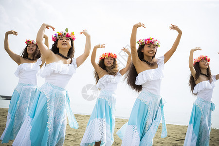 在海滩起舞的女性图片