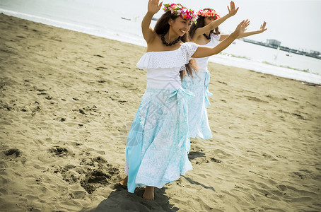 沙滩上跳舞的舞蹈团队背景图片