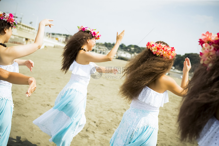 沙滩上跳舞的舞蹈团队图片
