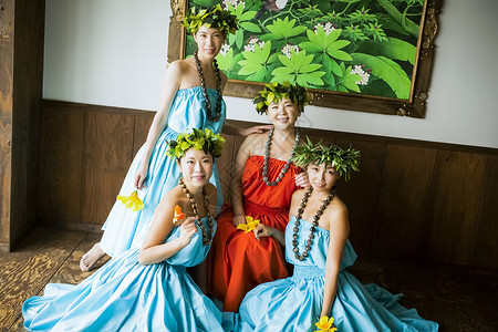 三十几岁亚洲人开花草裙舞者的肖像图片