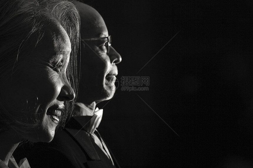 老年夫妇的光影肖像图片