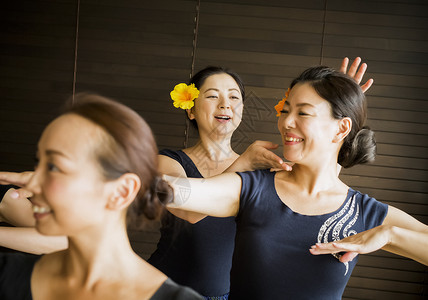 室内工作室上课草裙舞的女人图片