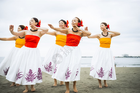 朋友女生女跳舞在海滩的hula舞蹈家图片