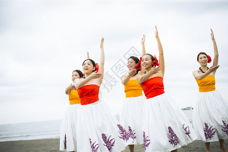 全身文化学派头饰跳舞在海滩的hula舞蹈家图片