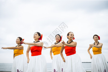五个人成就复制空间跳舞在海滩的hula舞蹈家图片