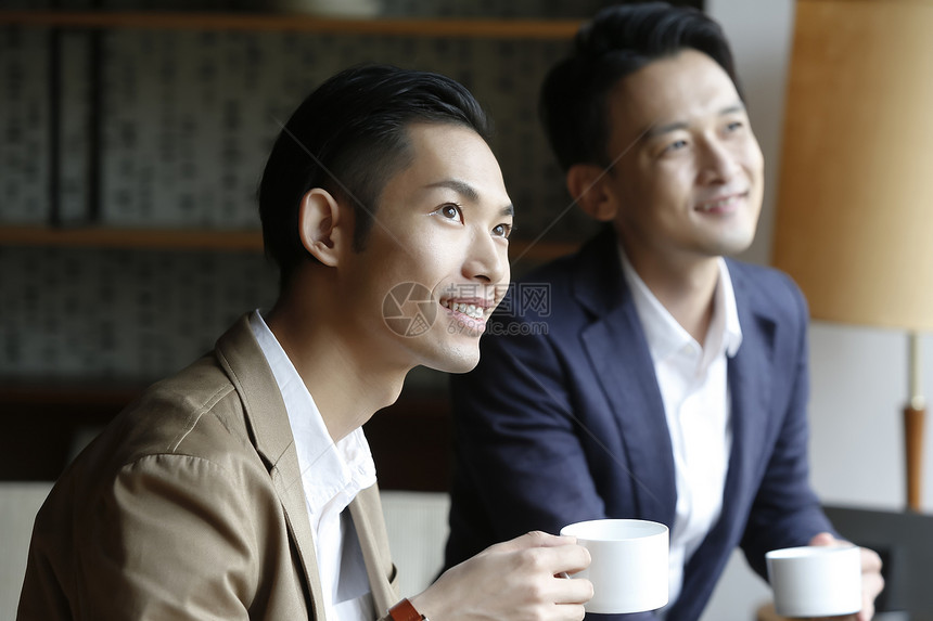 商务男士喝咖啡聊天图片