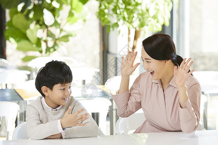 强烈的感情韩国人在一起妈妈儿子餐馆图片