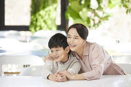 小孩半身像桌子妈妈儿子餐馆图片