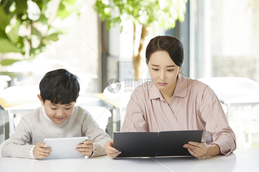 咖啡馆桌子打破妈妈儿子餐馆图片