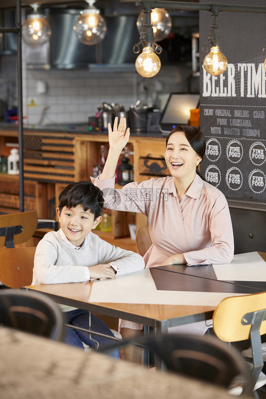 强烈的感情评价小孩妈妈儿子餐馆图片