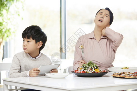 小孩韩国人食物妈妈儿子餐馆图片