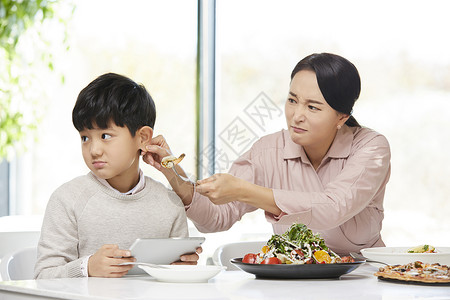 韩国人前视图在内妈妈儿子餐馆图片
