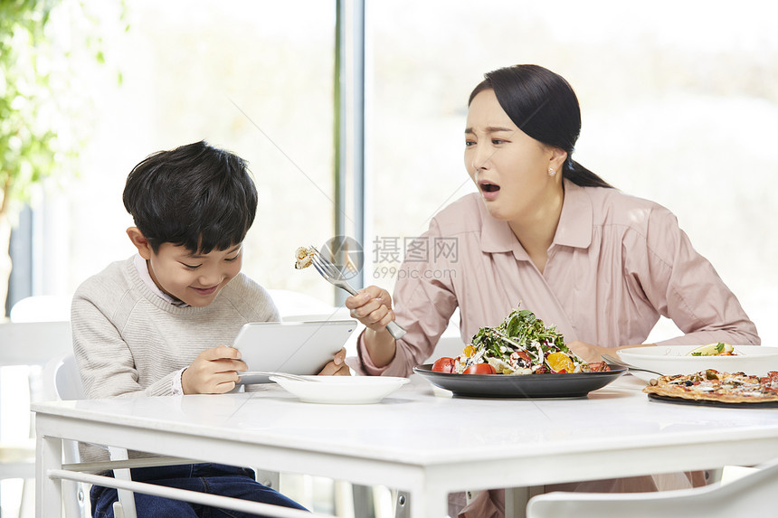西式文化家庭父母妈妈儿子餐馆图片