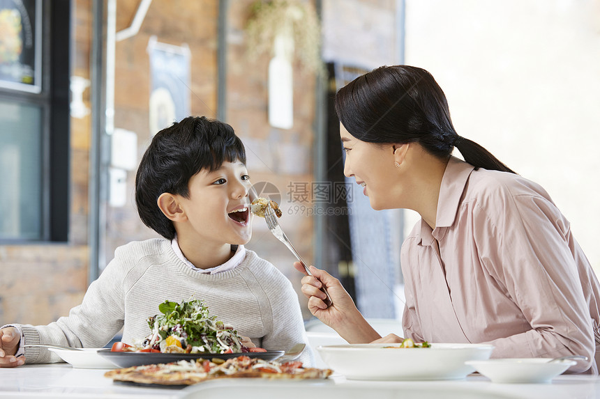 给养炸薯条上身妈妈儿子餐馆图片