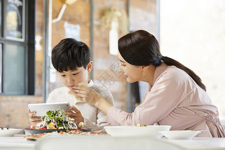 卡塔米特在一起母亲身份妈妈儿子餐馆图片