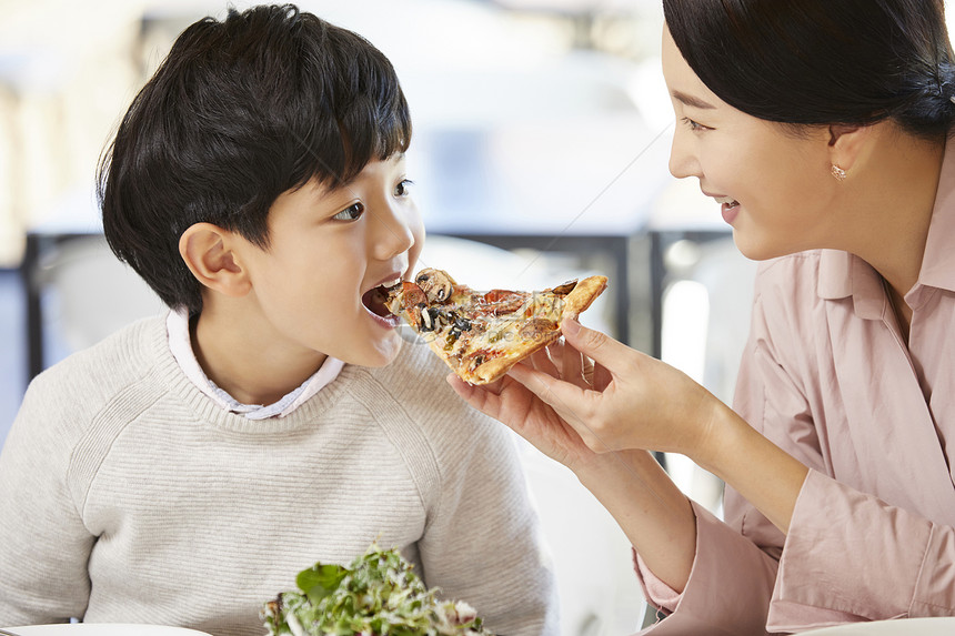 幸福前视图打破妈妈儿子餐馆图片