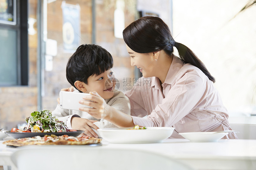 母子一起去餐馆吃大餐图片