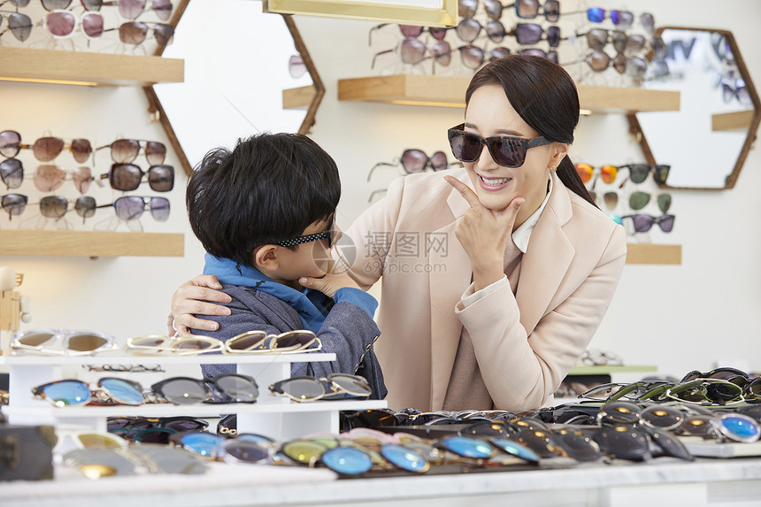 母子一起来眼镜店选购眼镜图片
