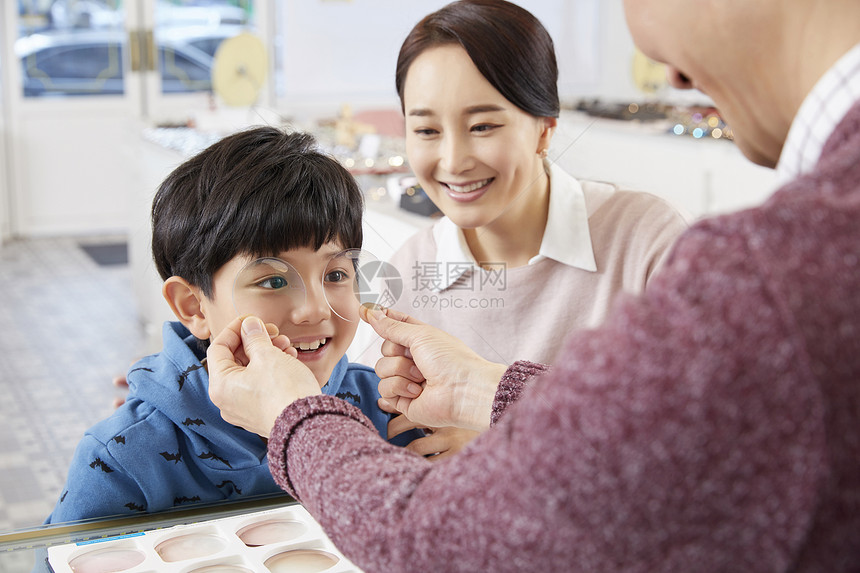 成人玻璃透镜非常小妈妈儿子眼镜商图片