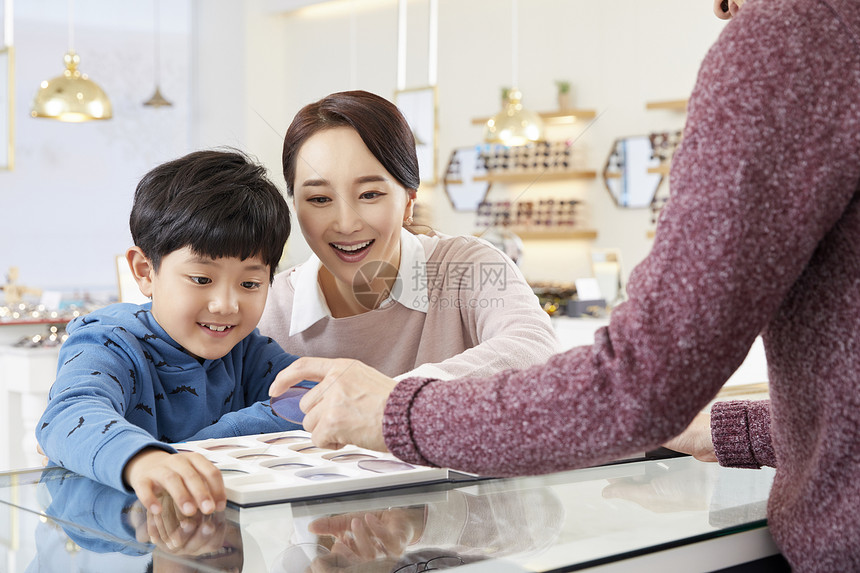 认真在眼镜店工作的成年女性配镜师图片