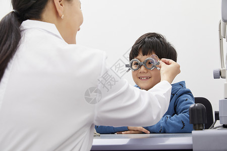 景象在内玻璃杯儿童眼科眼镜商图片
