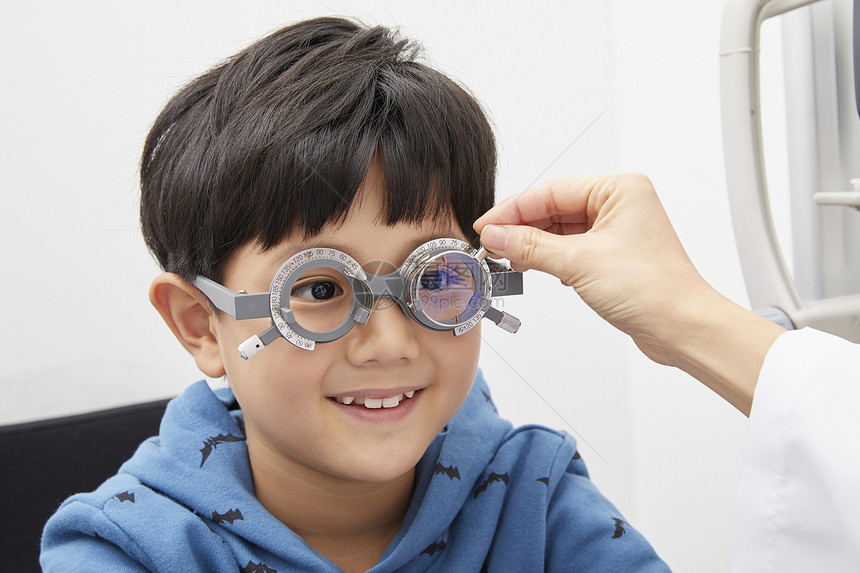 鹭珂鸶医疗设备救济儿童眼科眼镜商图片
