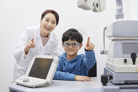 小男孩眼科诊所检测视力图片