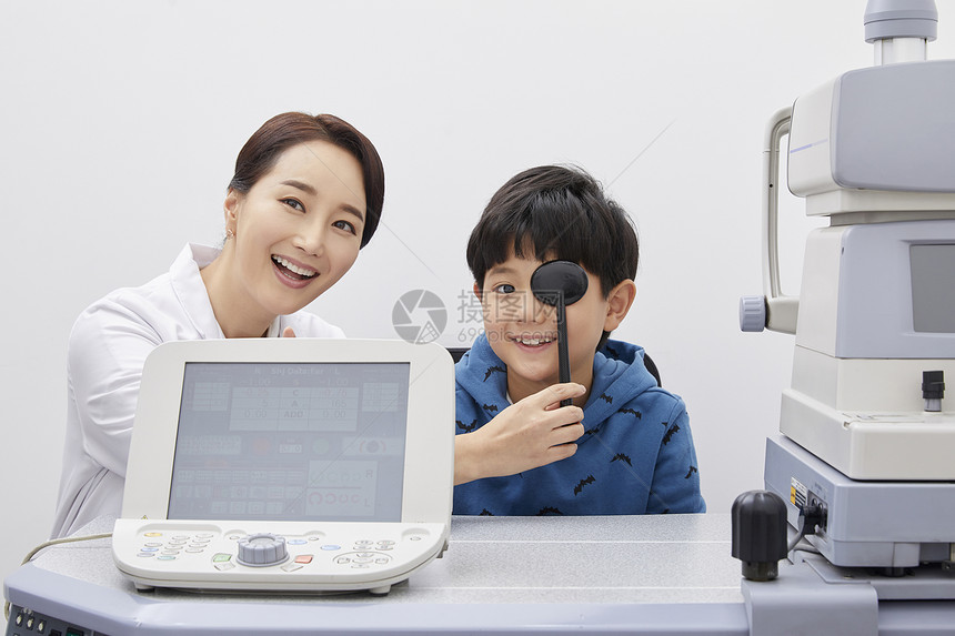 小男孩眼镜店检测视力图片