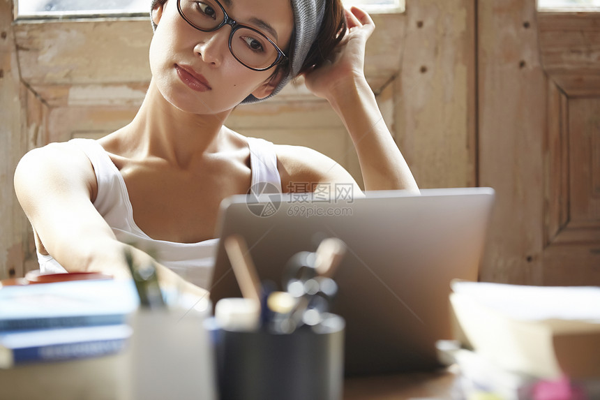 年轻女自由职业者居家工作形象图片