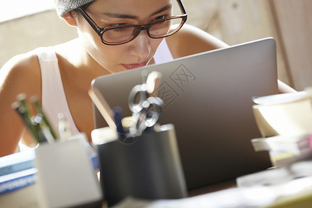 电脑房子女人自由职业者的女形象图片