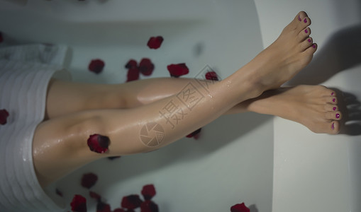想像放松的特快浴室玫瑰浴缸脚背景图片
