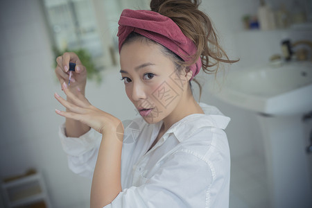 涂料肖像洗脸盆女人享受指甲图像图片