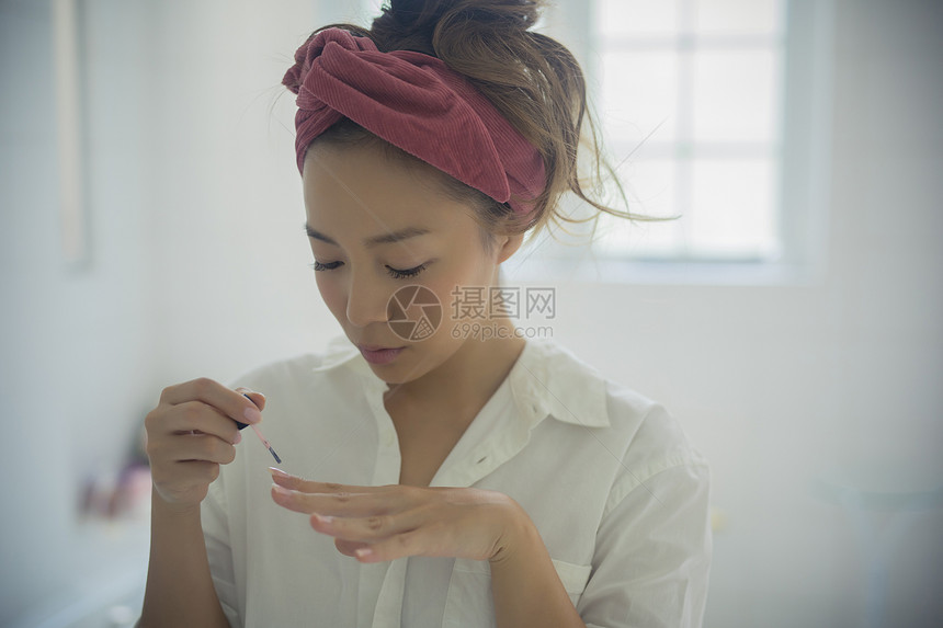 笑容指甲油美人女人享受指甲图像图片