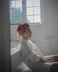 洗澡缠头布流行放松在卫生间里的妇女图片