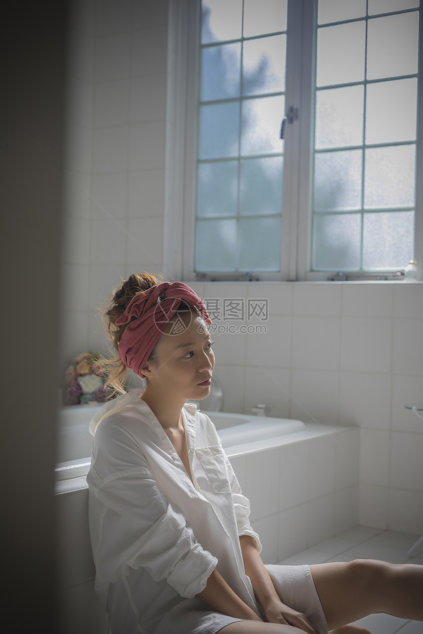少女漂亮浴缸放松在卫生间里的妇女图片