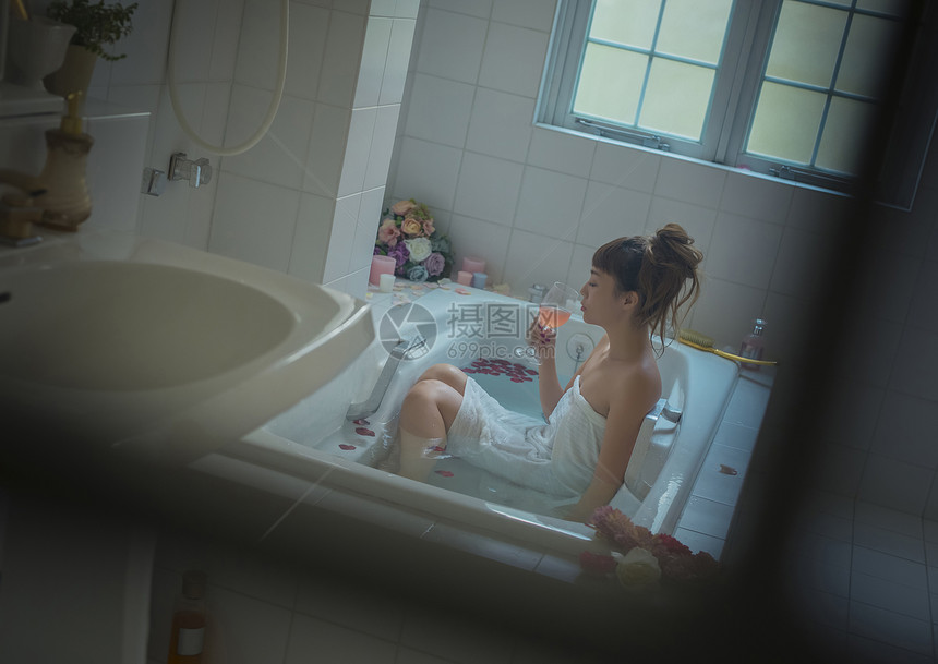 沐浴房屋青年优雅的洗澡时间图片