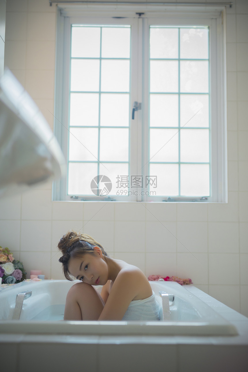 自然光三十几岁窗口女人享受洗澡时间图片