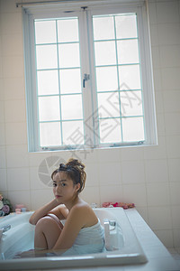 自然采光窗户1人女人享受洗澡时间图片