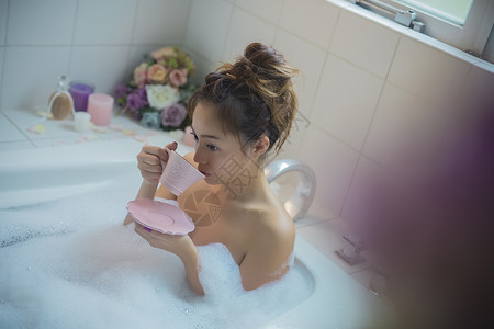 漂亮泡沫刷新女人享受洗澡时间图片