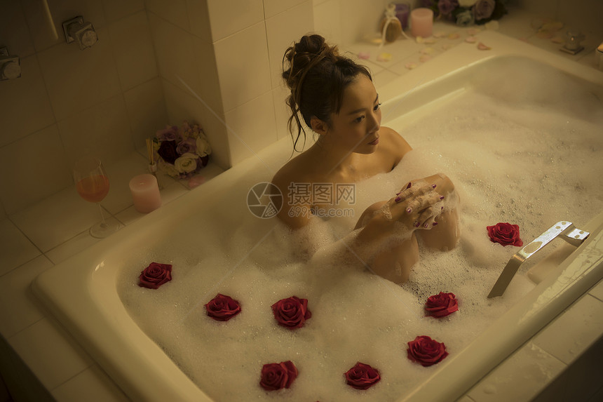 在房间泡美容澡的年轻美女图片
