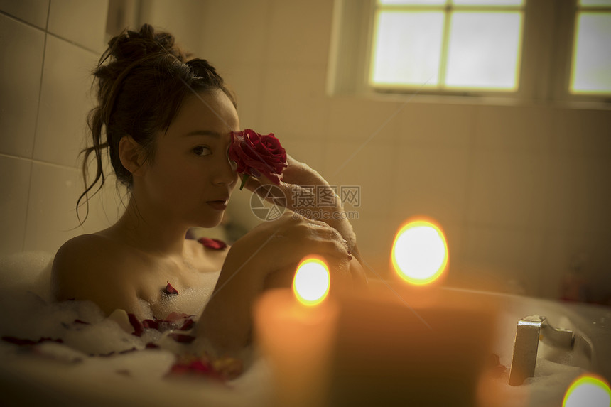 在房间泡美容澡的年轻美女图片