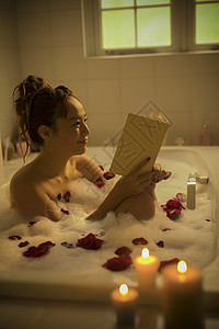 在房间泡澡的青年女性美丽高清图片素材