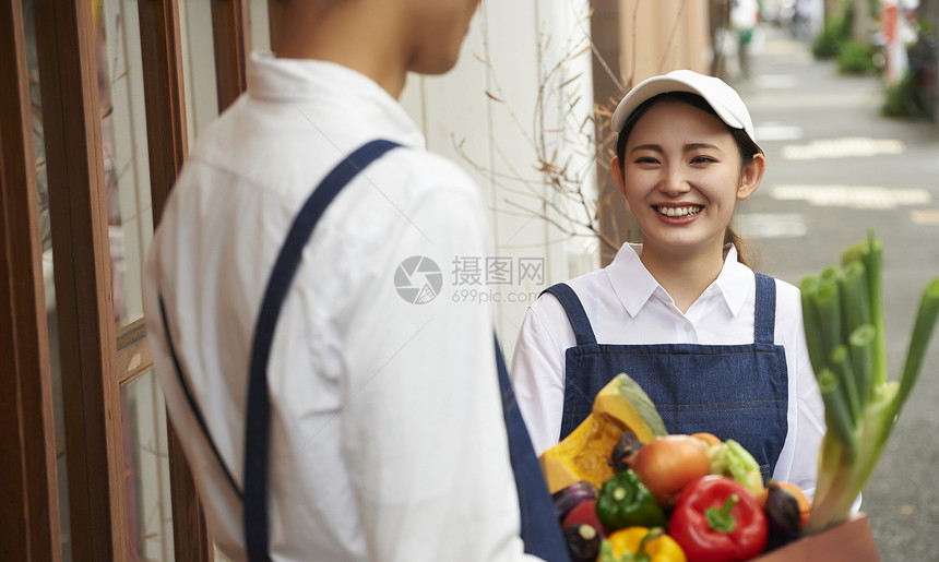 咖啡店认真工作的男女员工图片