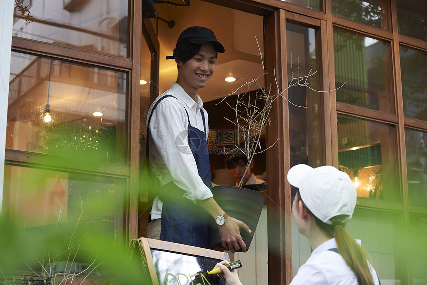 咖啡店认真工作的男女员工图片