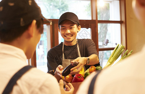 帽子蔬菜咖啡店认真工作的男女员工背景